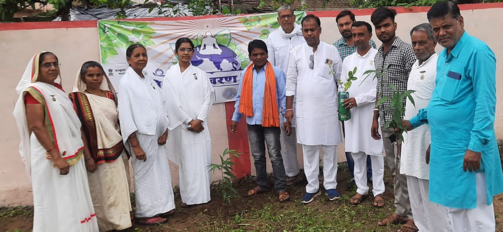 कल्पतरु अभियान के अंतर्गत ग्राम आमगांव बड़ा करेली में वृक्षारोपण
